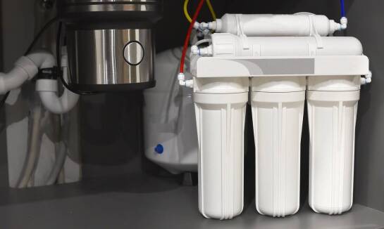 Gdzie umiejscowić kuchenny filtr wody?