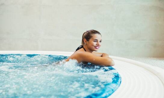 Wanna z hydromasażem do eleganckiego wnętrza