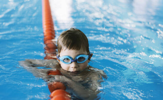 Co wziąć na basen? Poradnik dla mam z dziećmi
