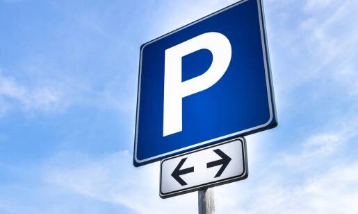 W jaki sposób muszą być oznakowane parkingi publiczne?