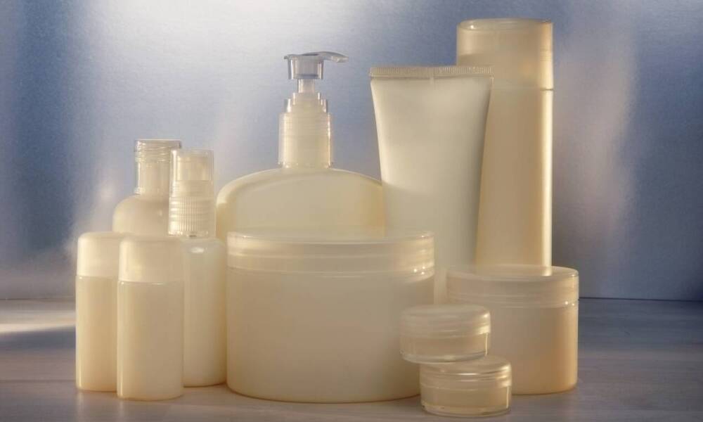 Dlaczego warto wybierać opakowania plastikowe zamiast szklanych?