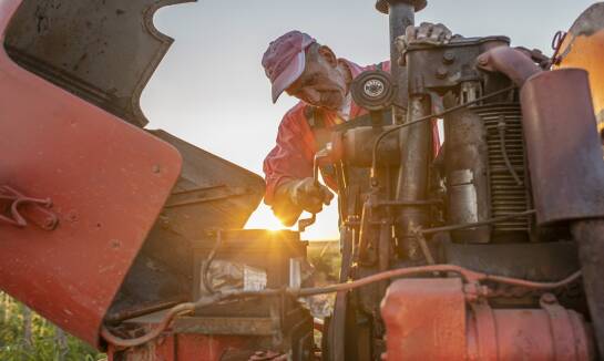 Oryginalne czy zamienniki – jakie części do maszyn rolniczych wybierać?