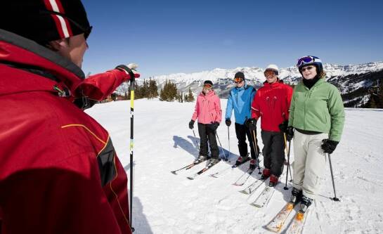 Pozycje zjazdowe na nartach. Jak prawidłowo układać sylwetkę?