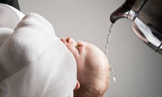 Jak wybrać sweterek do chrztu dla chłopca?