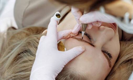 Jak wybrać salon makijażu permanentnego?