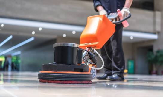 Doczyszczanie i konserwacja posadzki jako zabezpieczenie przed degradacją powierzchni 