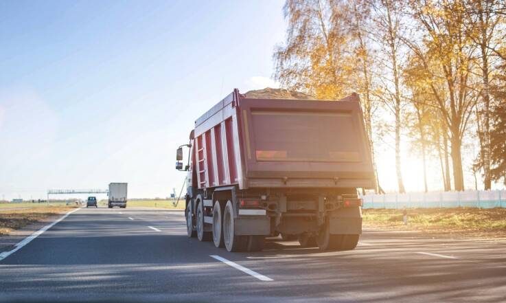 Transport materiałów sypkich. Jakiej firmie warto zaufać?