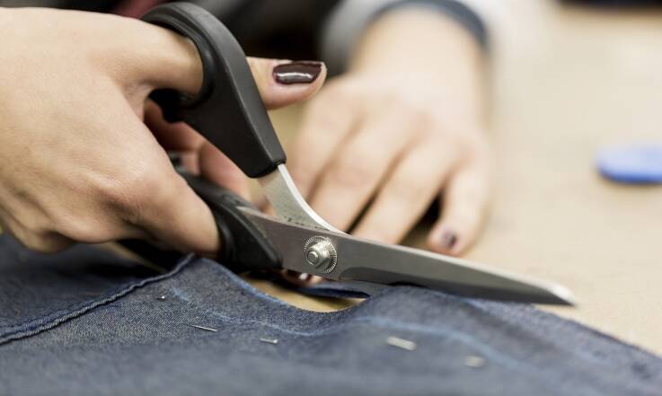 Jak krawiec wycina otwory w odzieży?