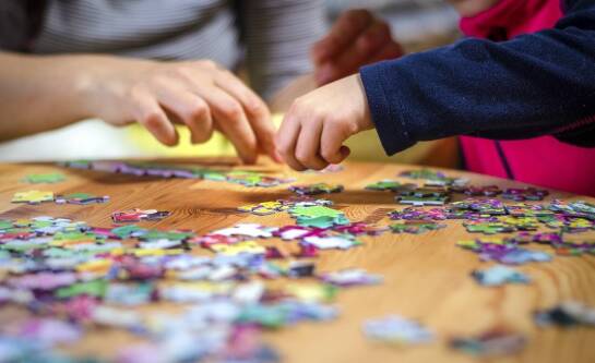 Jak układanie puzzli wpływa na rozwój dziecka?
