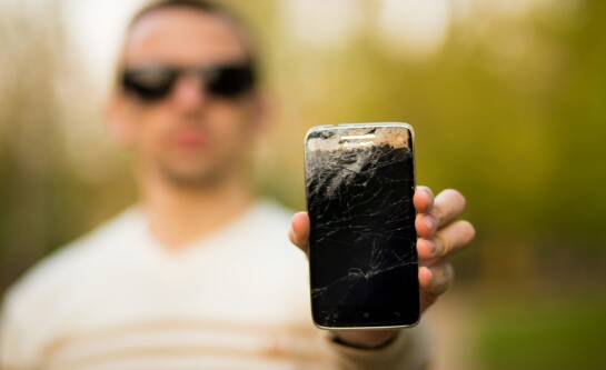 Wymiana szybki czy kupno nowego telefonu – co wybrać?