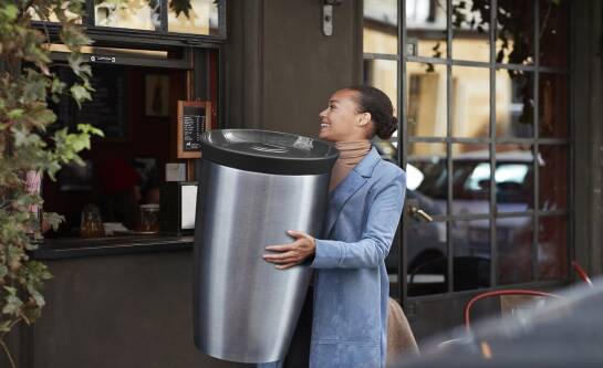 Na czym polega fenomen pojemników metalowych w magazynach?