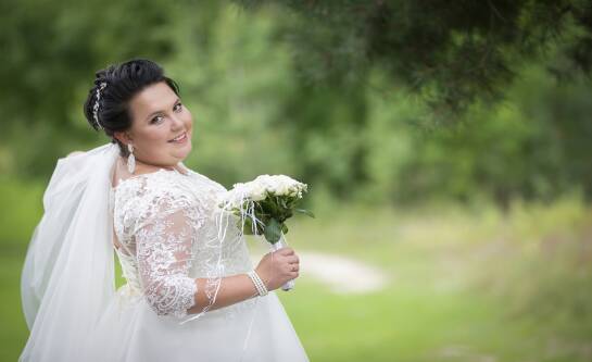 Klasycznie czy nowocześnie - jakie suknie wybierają panny młode plus size?
