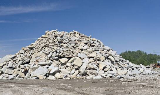 Jak kruszenie gruzu i betonu przyczynia się do ochrony środowiska?