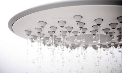 Jak wybrać odpowiednią deszczownicę do kabiny prysznicowej?