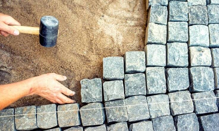 Jak prawidłowo układać kostkę granitową?