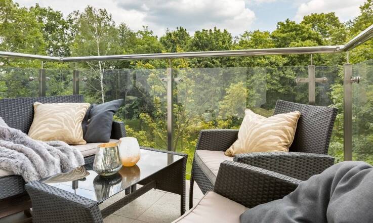 Czym się kierować wybierając meble na balkon?