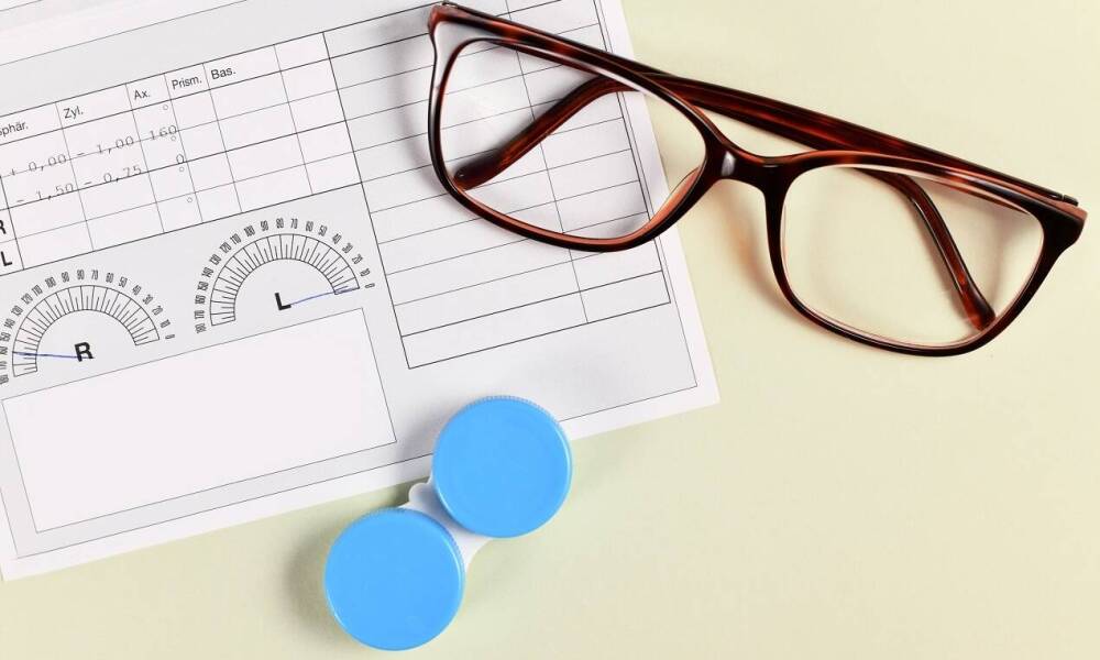 Z czego wynikają różnice w mocy soczewek kontaktowych a okularowych dla tej samej wady wzroku?