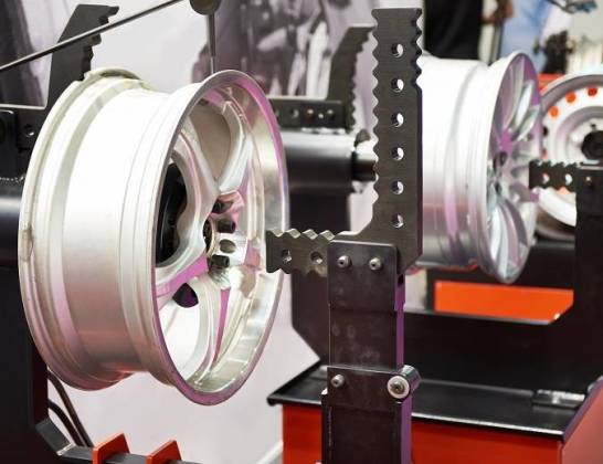 Na czym polega prostowanie felg?