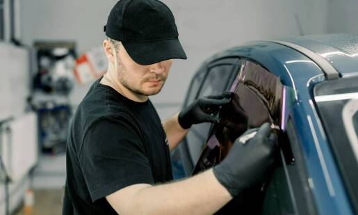 Na czym polega przyciemnianie szyb w samochodzie?