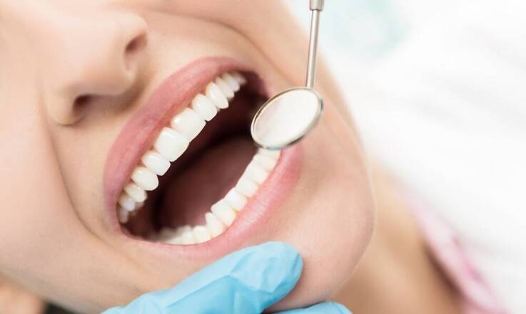 Czym różni się piaskowanie zębów od scalingu?