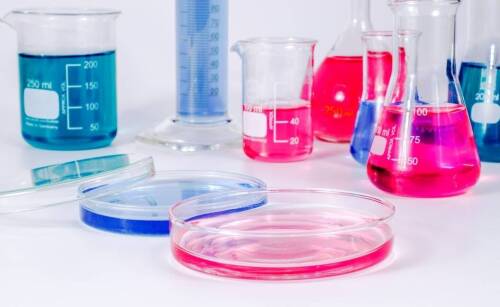 Do czego używane są odczynniki chemiczne w laboratoriach?