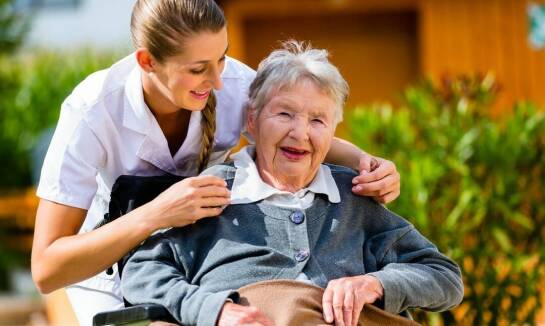 Jak przygotować seniora do pobytu w domu opieki?