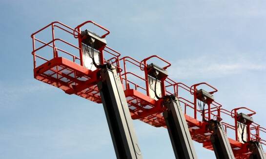 Gdzie wykorzystuje się hydrauliczne podnośniki teleskopowe