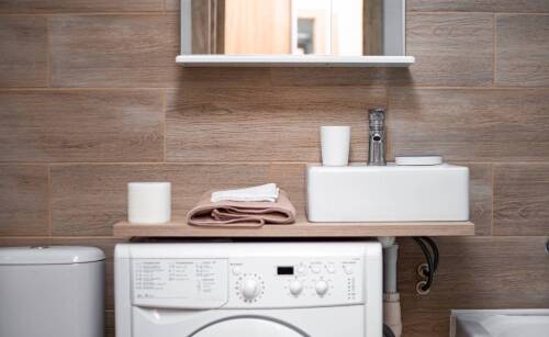 Lustra łazienkowe z półką jako praktyczne i stylowe rozwiązanie dla Twojej łazienki