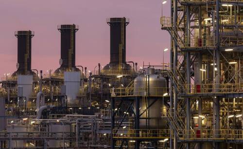 Jakie zabezpieczenia przeciwpożarowe stosuje się w zakładach petrochemicznych 