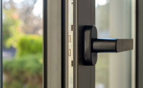 Kiedy warto wybrać stolarkę drzwiową i okienną z aluminium?