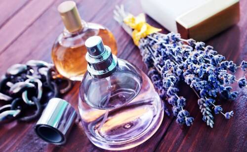 Dlaczego perfumy są pakowane do szklanych butelek?