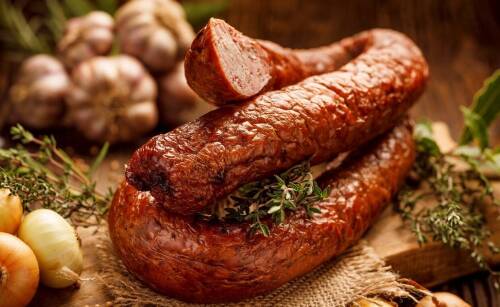 Czym się różni kiełbasa sucha od podsuszanej?