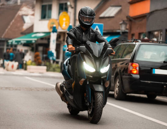 Jak ubrać się na skuter? Postaw na bezpieczeństwo i komfort 