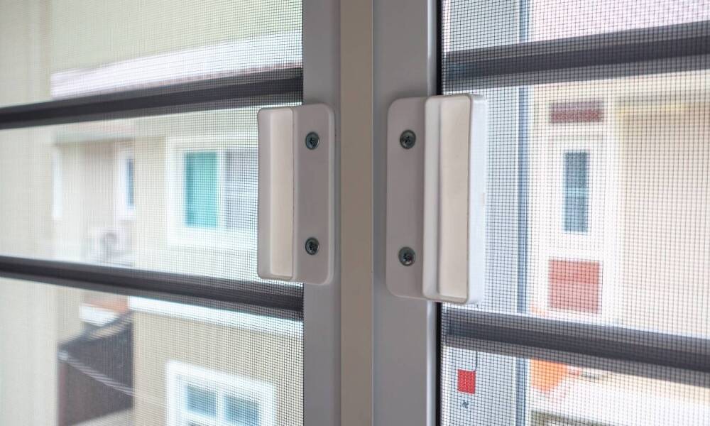 Kiedy warto zdecydować się na montaż moskitier?