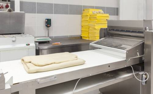 Z jakich elementów składa się linia do laminacji ciasta?