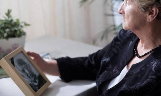 Czy formalności pogrzebowe można załatwić za pośrednictwem zakładu pogrzebowego?