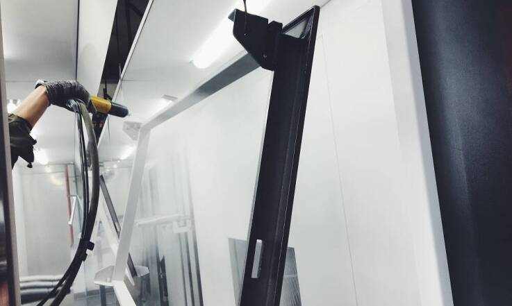 Jakie korzyści przynosi malowanie proszkowe elementów metalowych? 