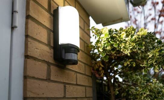 Dlaczego warto zamontować lampy led z czujnikiem ruchu?