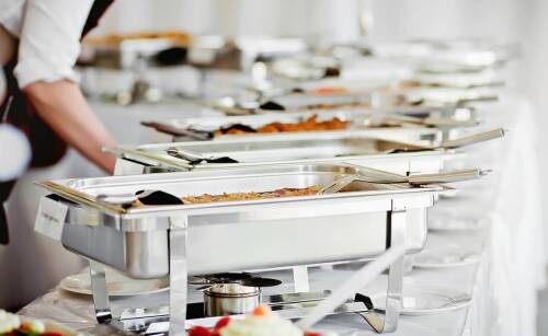 Z jakim wyprzedzeniem należy rezerwować termin w firmie cateringowej?