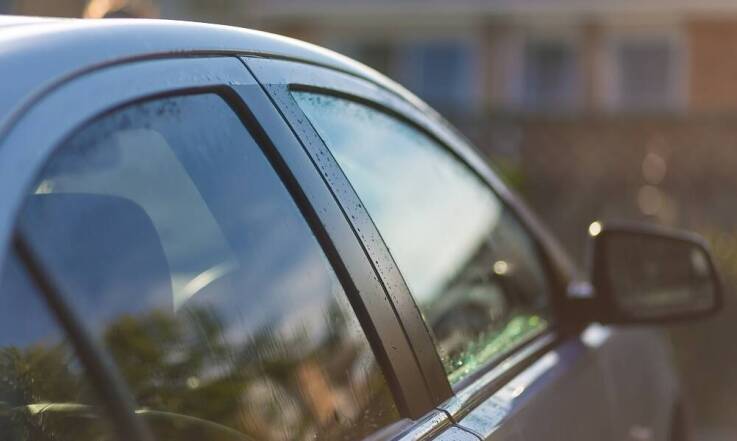 Jakie są właściwości i zalety szyb termoizolacyjnych w samochodach?