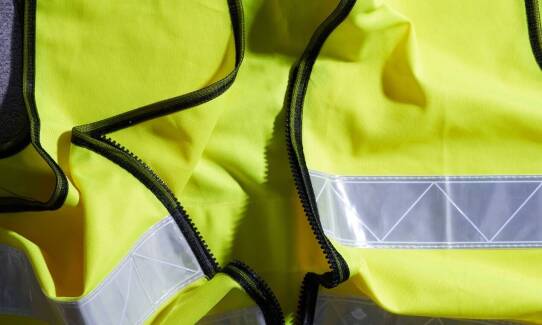 Jakie normy powinny spełniać kamizelki ostrzegawcze?
