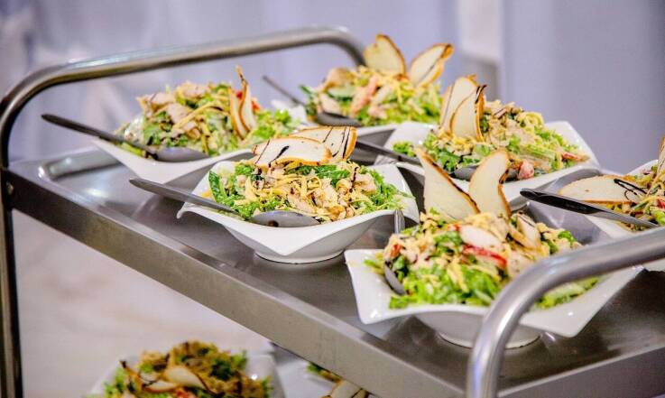 Wózki transportowe jako pomoc dla obsługi gastronomicznej