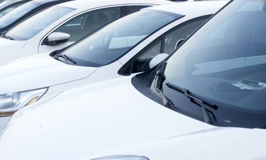 Podgrzewana przednia szyba do Forda - jak działa i jakie udogodnienia zapewnia?