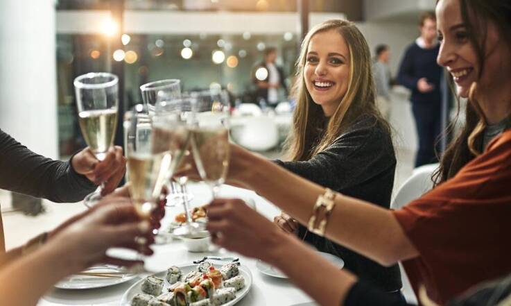 Jakie imprezy okolicznościowe warto organizować w restauracji?