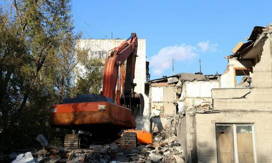 Jak przeprowadzić rozbiórkę na niewielkim terenie?