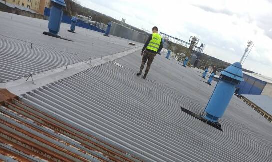 Czy osoba przeprowadzająca przegląd techniczny budynku ma obowiązek przedstawienia sposobu naprawy wykrytych usterek?