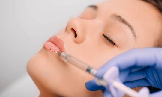 Jak poradzić sobie z problemem opadającej wargi?