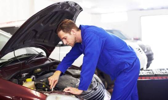 W jaki sposób realizowane są naprawy bezgotówkowe aut?