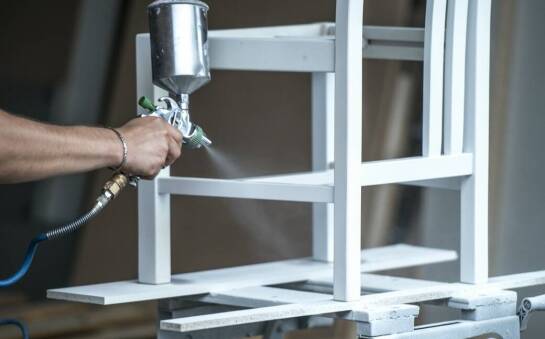 Jak przygotować mebel przed lakierowaniem?