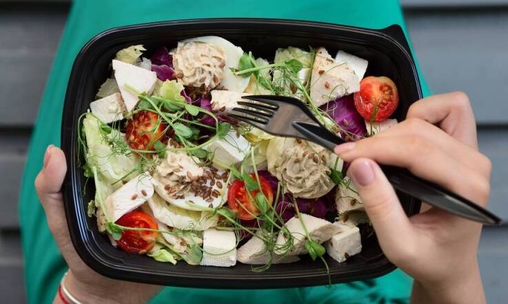 Sałatki z dostawą w Żorach. Fit propozycje